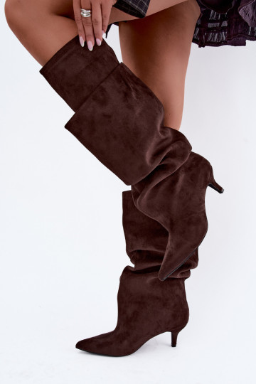 Botas altas cálidas con volantes y tacones en color chocolate Oriellea