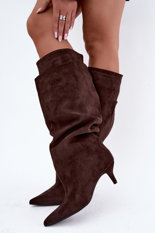 Botas altas cálidas con volantes y tacones en color chocolate Oriellea