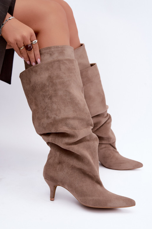Botas altas cálidas con volantes y tacones en color arena Oriellea