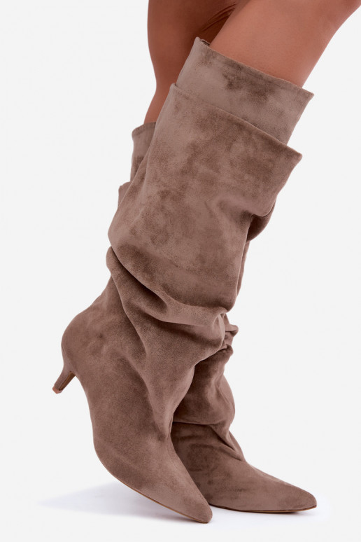Botas altas cálidas con volantes y tacones en color arena Oriellea
