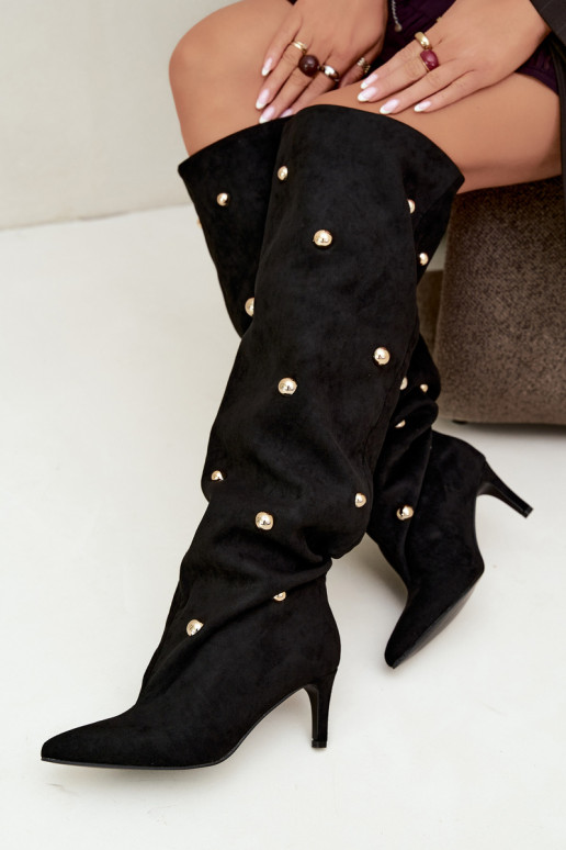 Botas altas de deslizamiento con tacones delgados y detalles ornamentales en color negro Beladine