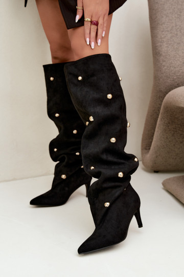 Botas altas de deslizamiento con tacones delgados y detalles ornamentales en color negro Beladine 2
