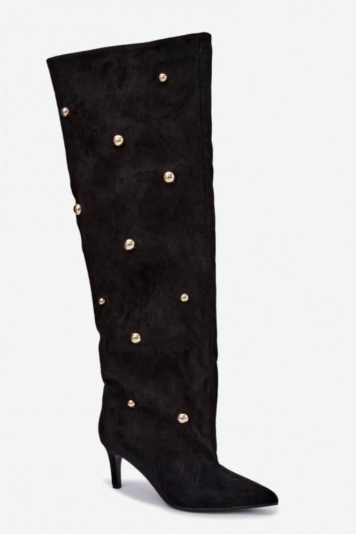 Botas altas de deslizamiento con tacones delgados y detalles ornamentales en color negro Beladine
