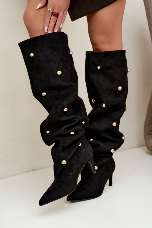 Botas altas de deslizamiento con tacones delgados y detalles ornamentales en color negro Beladine