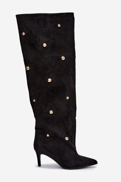 Botas altas de deslizamiento con tacones delgados y detalles ornamentales en color negro Beladine