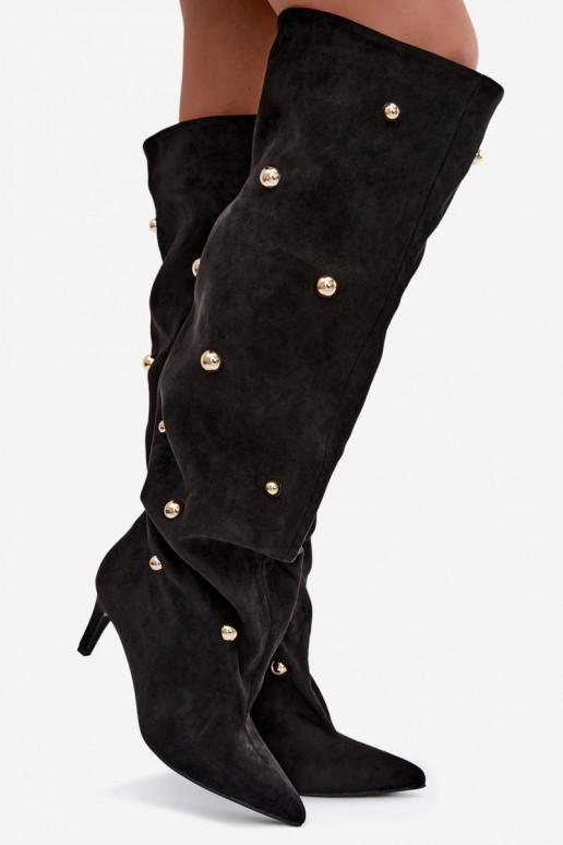 Botas altas de deslizamiento con tacones delgados y detalles ornamentales en color negro Beladine