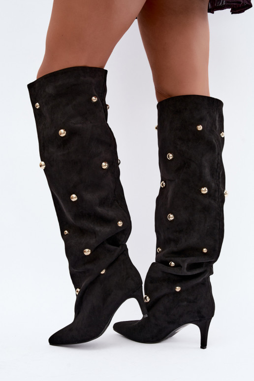 Botas altas de deslizamiento con tacones delgados y detalles ornamentales en color negro Beladine