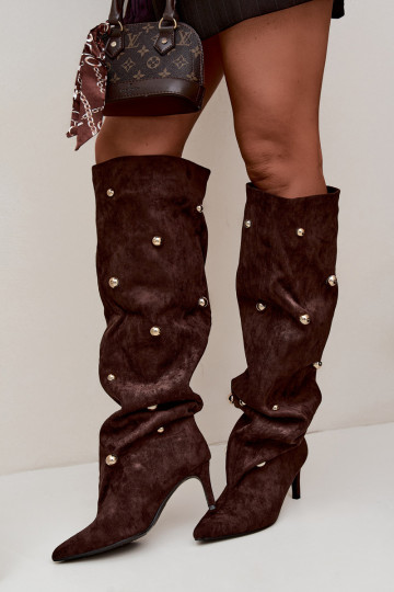 Botas altas de deslizamiento con tacones delgados y detalles ornamentales en color chocolate Beladine