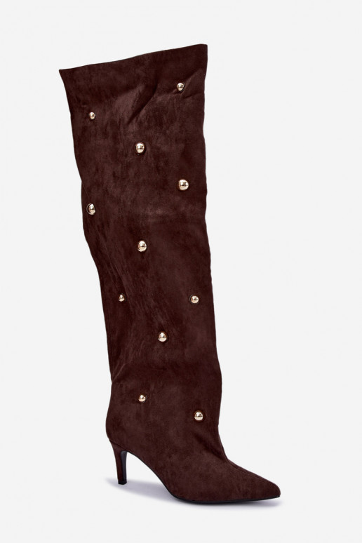 Botas altas de deslizamiento con tacones delgados y detalles ornamentales en color chocolate Beladine