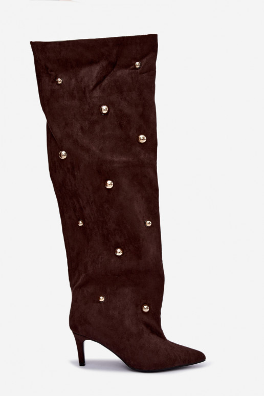 Botas altas de deslizamiento con tacones delgados y detalles ornamentales en color chocolate Beladine