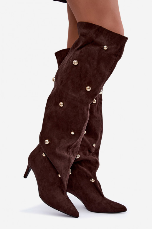 Botas altas de deslizamiento con tacones delgados y detalles ornamentales en color chocolate Beladine