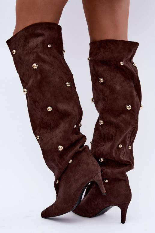 Botas altas de deslizamiento con tacones delgados y detalles ornamentales en color chocolate Beladine