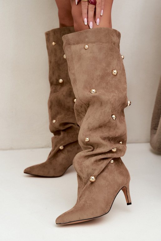 Botas altas de deslizamiento con tacones delgados y detalles ornamentales en color arena Beladine