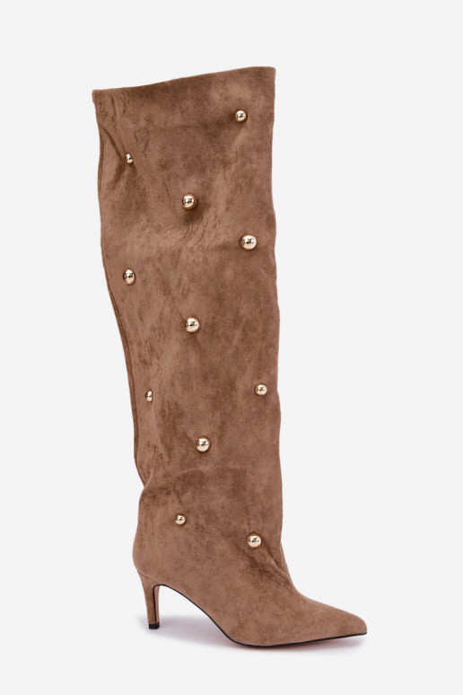 Botas altas de deslizamiento con tacones delgados y detalles ornamentales en color arena Beladine