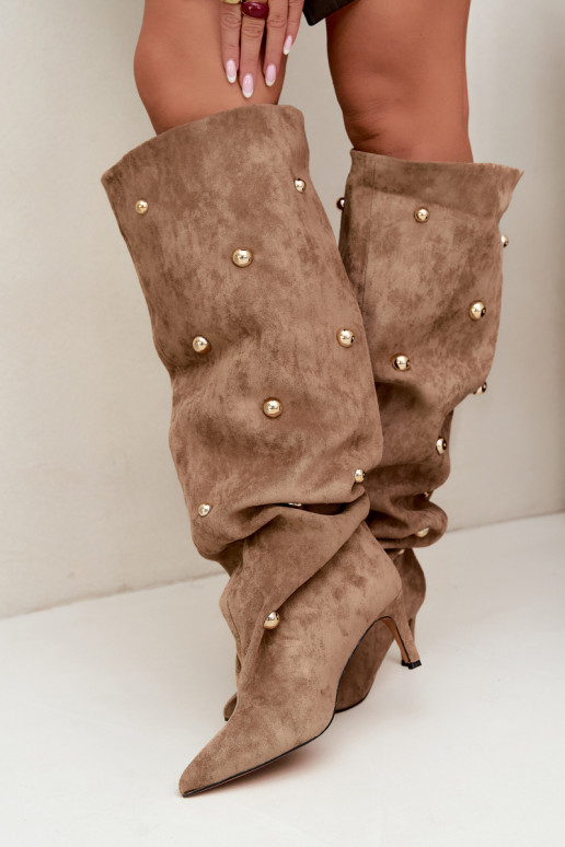 Botas altas de deslizamiento con tacones delgados y detalles ornamentales en color arena Beladine