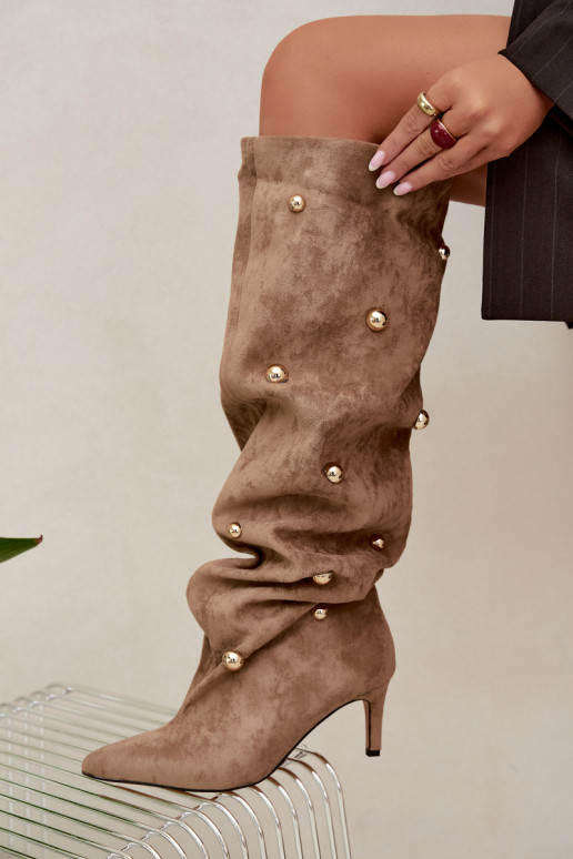 Botas altas de deslizamiento con tacones delgados y detalles ornamentales en color arena Beladine