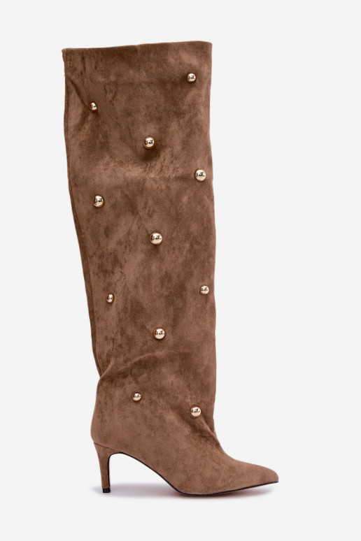 Botas altas de deslizamiento con tacones delgados y detalles ornamentales en color arena Beladine