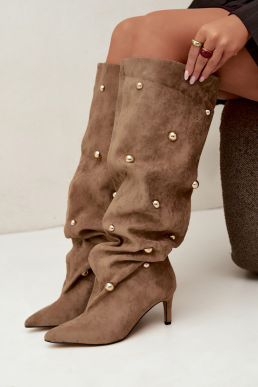 Botas altas de deslizamiento con tacones delgados y detalles ornamentales en color arena Beladine