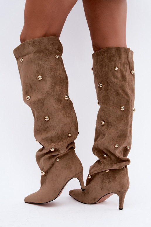 Botas altas de deslizamiento con tacones delgados y detalles ornamentales en color arena Beladine