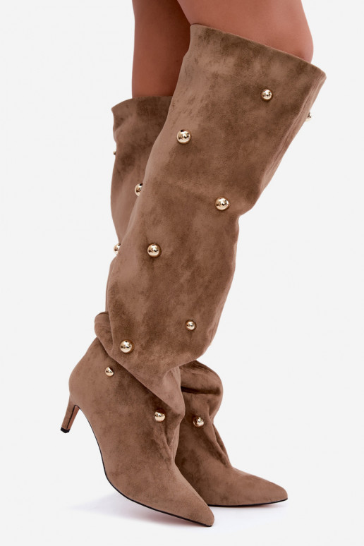 Botas altas de deslizamiento con tacones delgados y detalles ornamentales en color arena Beladine