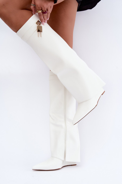 Botas altas Mirettea con plataforma y correas decorativas en blanco