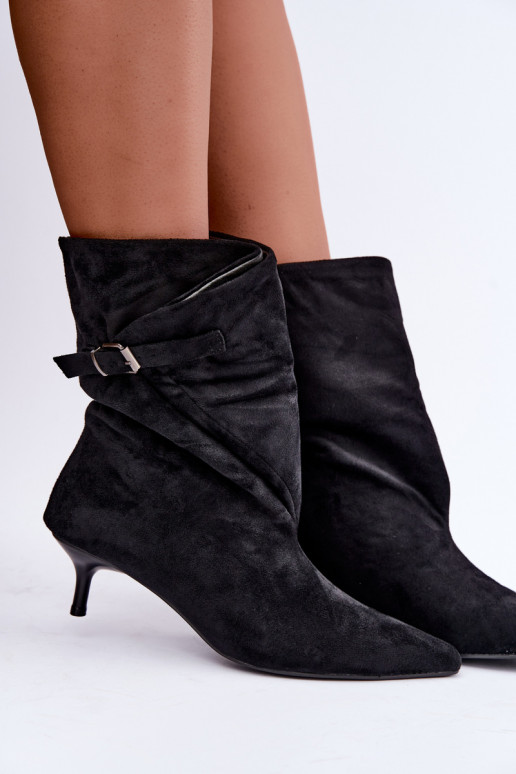 Botines aislados Tiselle con tacones y hebillas en negro