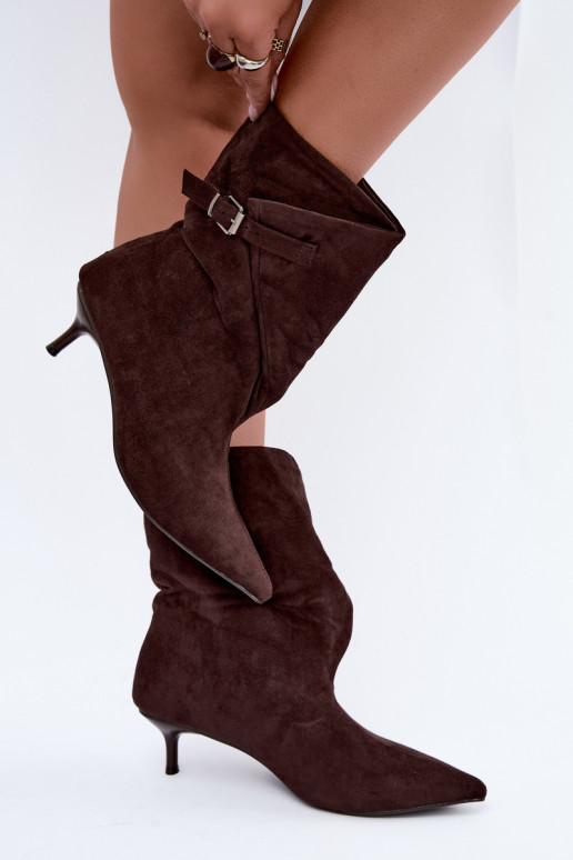 Botines aislados Tiselle con tacones y hebillas en marrón