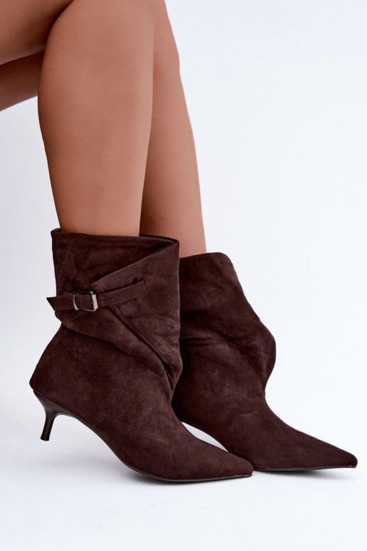Botines aislados Tiselle con tacones y hebillas en marrón