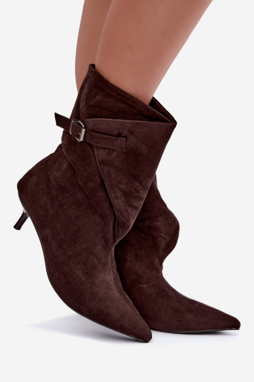 Botines aislados Tiselle con tacones y hebillas en marrón