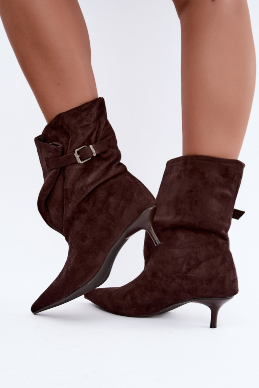 Botines aislados Tiselle con tacones y hebillas en marrón