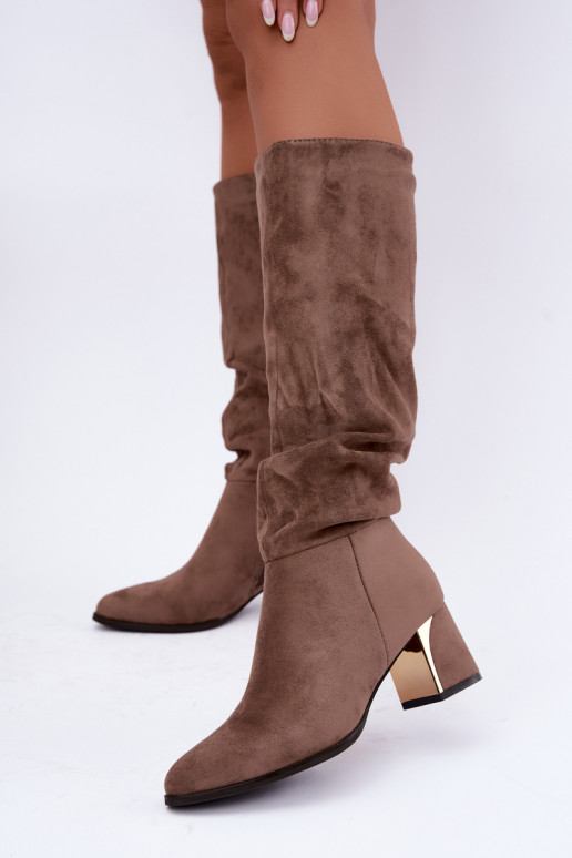 botas largas arrugadas forradas con tacón en color arena Ivenna
