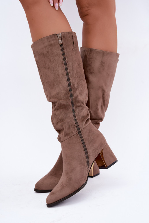 botas largas arrugadas forradas con tacón en color arena Ivenna