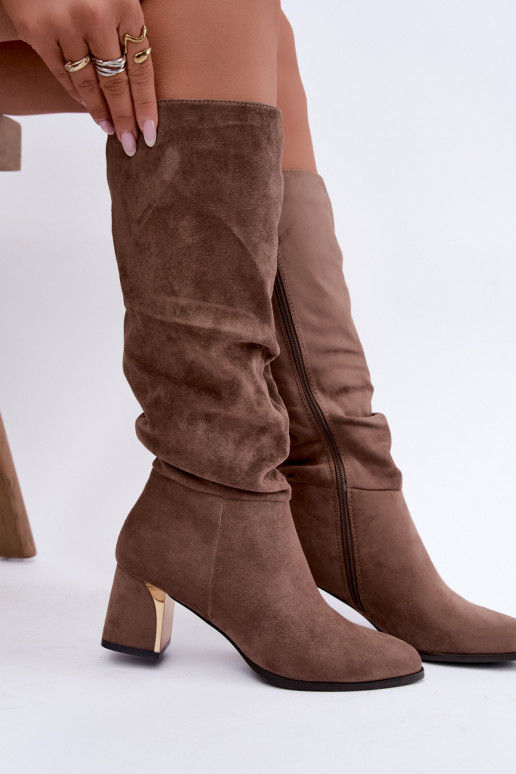 botas largas arrugadas forradas con tacón en color arena Ivenna