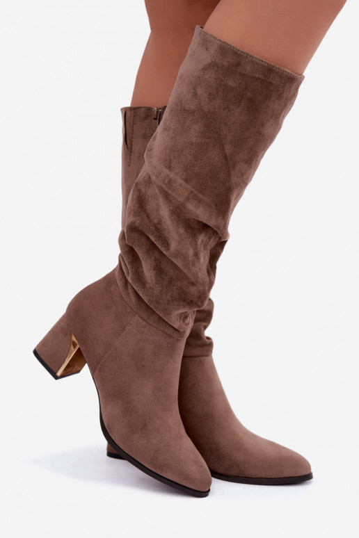 botas largas arrugadas forradas con tacón en color arena Ivenna