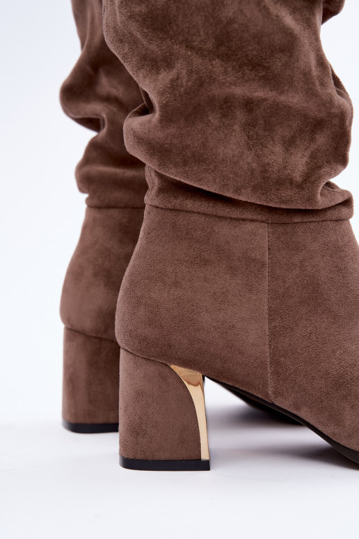 botas largas arrugadas forradas con tacón en color arena Ivenna