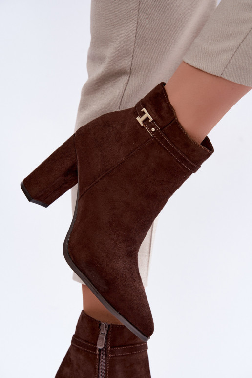 botines con tacón y tiras decorativas en color chocolate Preselle