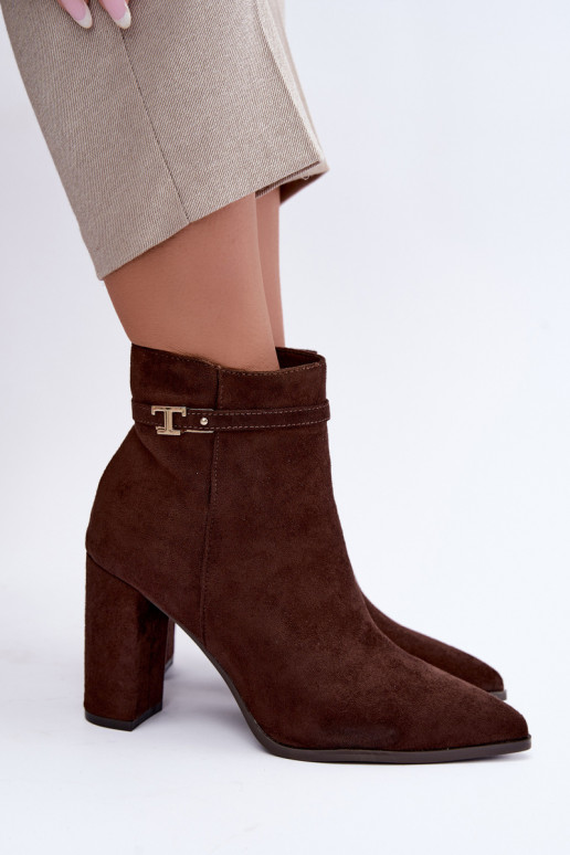 botines con tacón y tiras decorativas en color chocolate Preselle