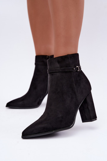 botines con tacón y tiras decorativas en color negro Preselle