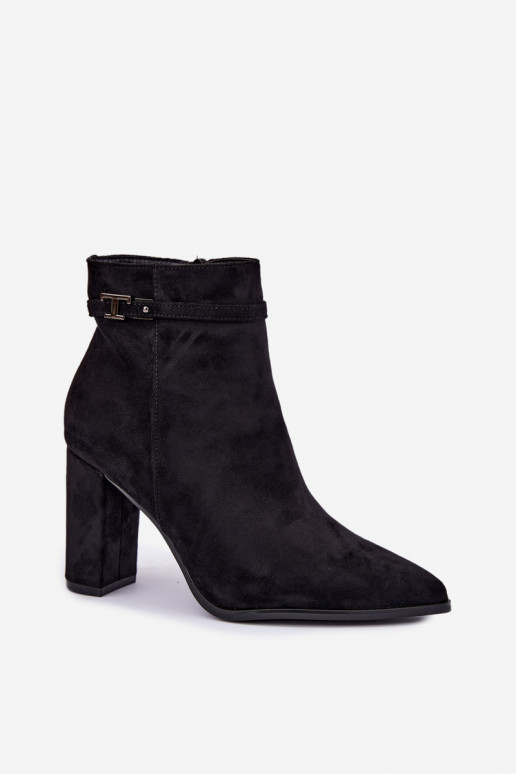 botines con tacón y tiras decorativas en color negro Preselle