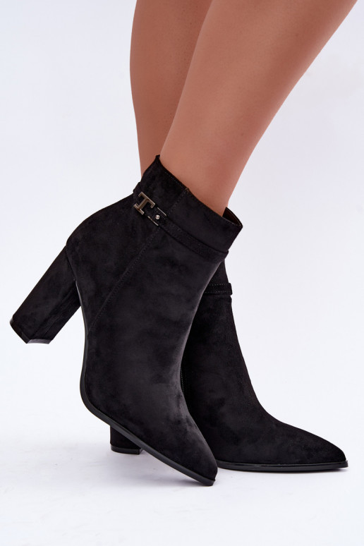 botines con tacón y tiras decorativas en color negro Preselle