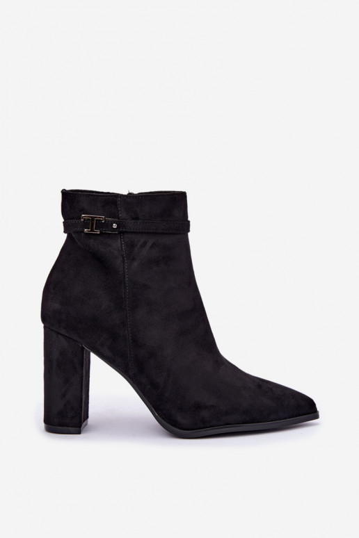 botines con tacón y tiras decorativas en color negro Preselle