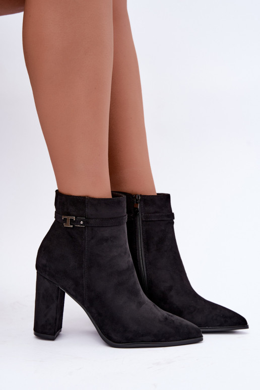 botines con tacón y tiras decorativas en color negro Preselle