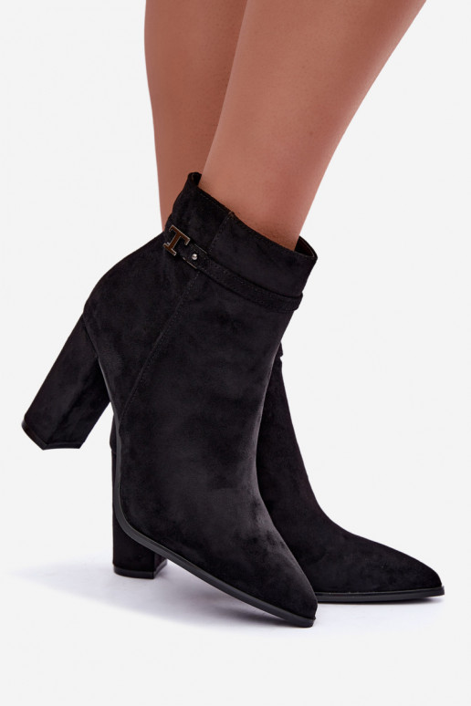 botines con tacón y tiras decorativas en color negro Preselle