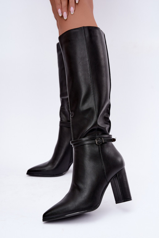 Botas negras aisladas hasta la rodilla con tacones y correas Abriselle