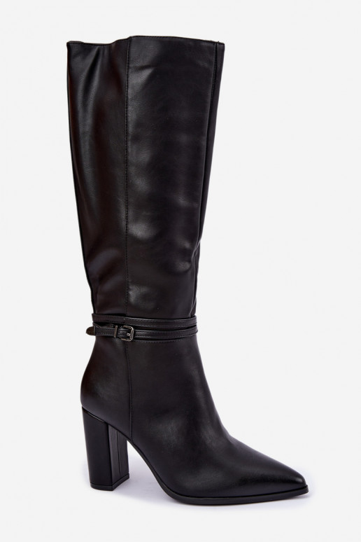 Botas negras aisladas hasta la rodilla con tacones y correas Abriselle