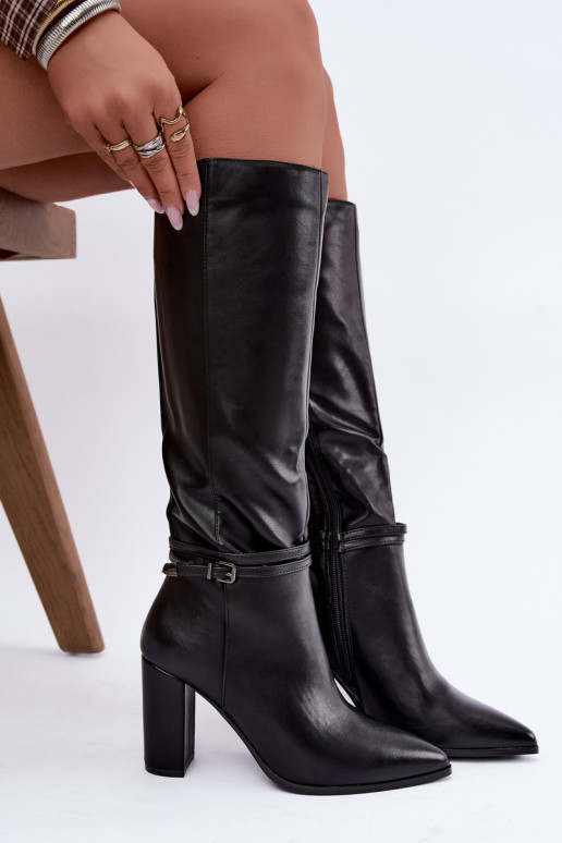Botas negras aisladas hasta la rodilla con tacones y correas Abriselle