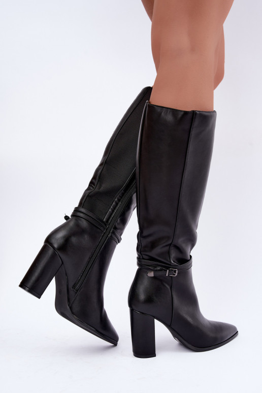 Botas negras aisladas hasta la rodilla con tacones y correas Abriselle
