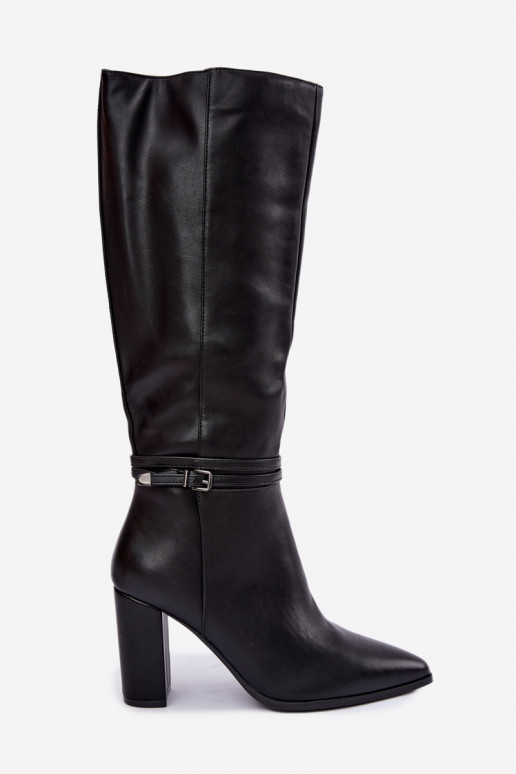 Botas negras aisladas hasta la rodilla con tacones y correas Abriselle