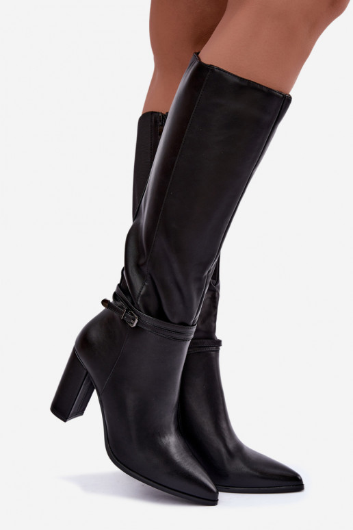 Botas negras aisladas hasta la rodilla con tacones y correas Abriselle
