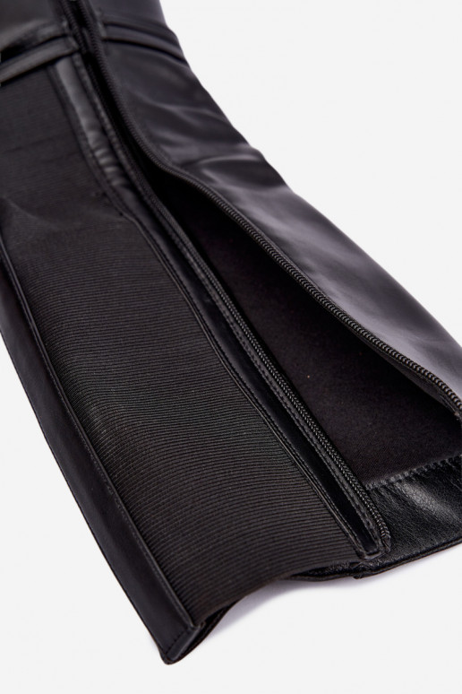 Botas negras aisladas hasta la rodilla con tacones y correas Abriselle